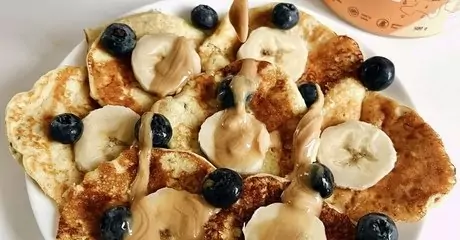Recepty z arašídového másla – lívance z řeckého jogurtu s burákovým máslem a ovocem