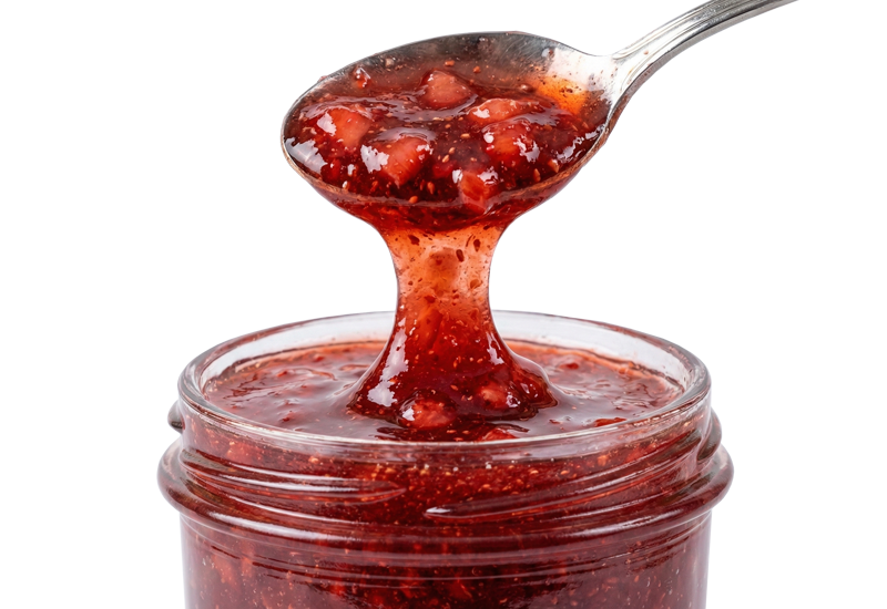 Láhev kečupu a rajčata