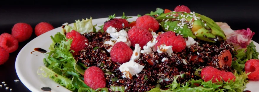 Salát s quinoou, malinami a kozím sýrem