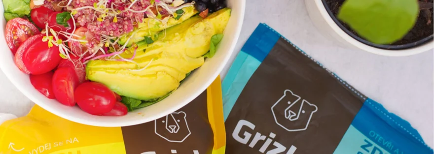 Quinoa salát s praženými mandlemi, borůvkami a avokádem