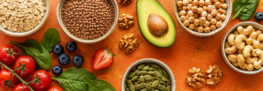 Výběr barevných plant-based pokrmů a rostlinných surovin