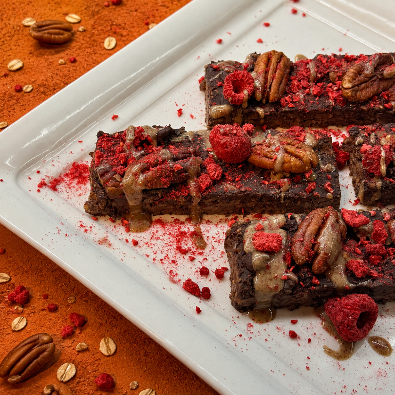 Detail čokoládových baked oats s malinami a ořechy