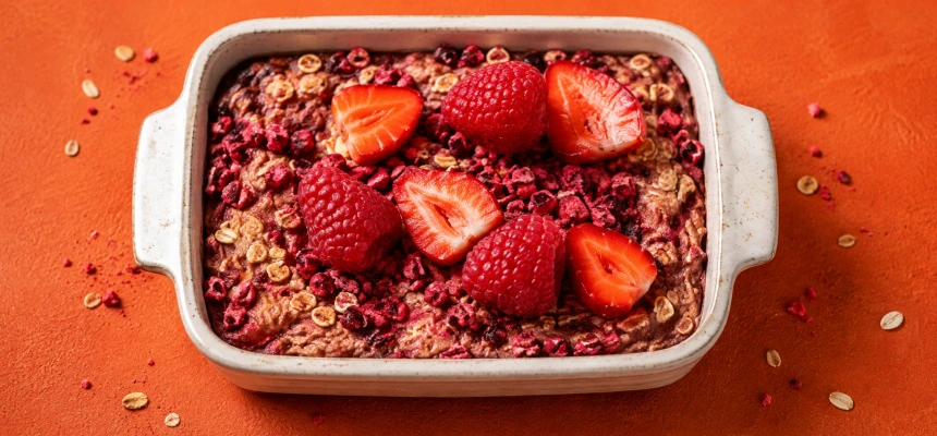 Baked oats s jahodami, malinami a lyofilizovaným ovocem