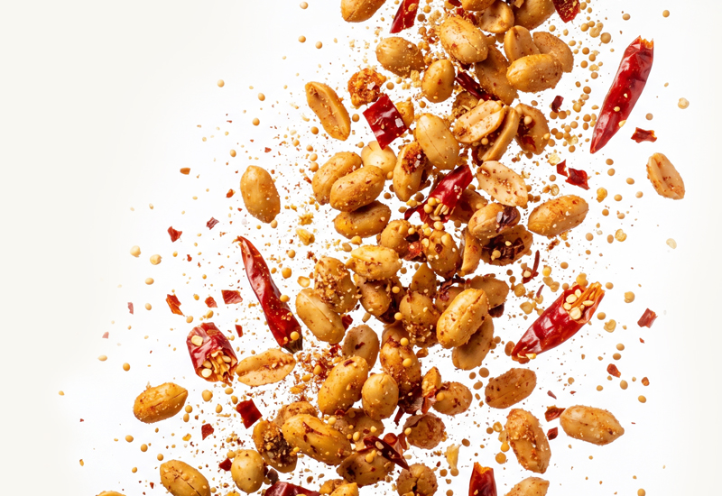 Láhev kečupu a rajčata