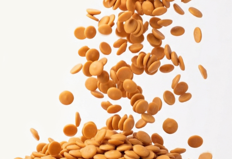 Láhev kečupu a rajčata