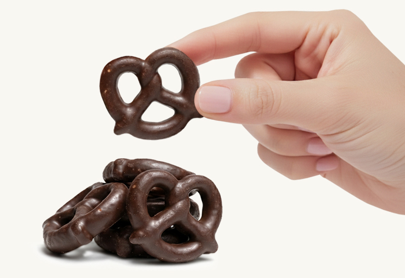 Láhev kečupu a rajčata