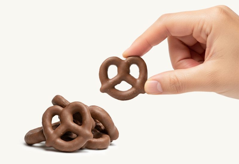 Láhev kečupu a rajčata