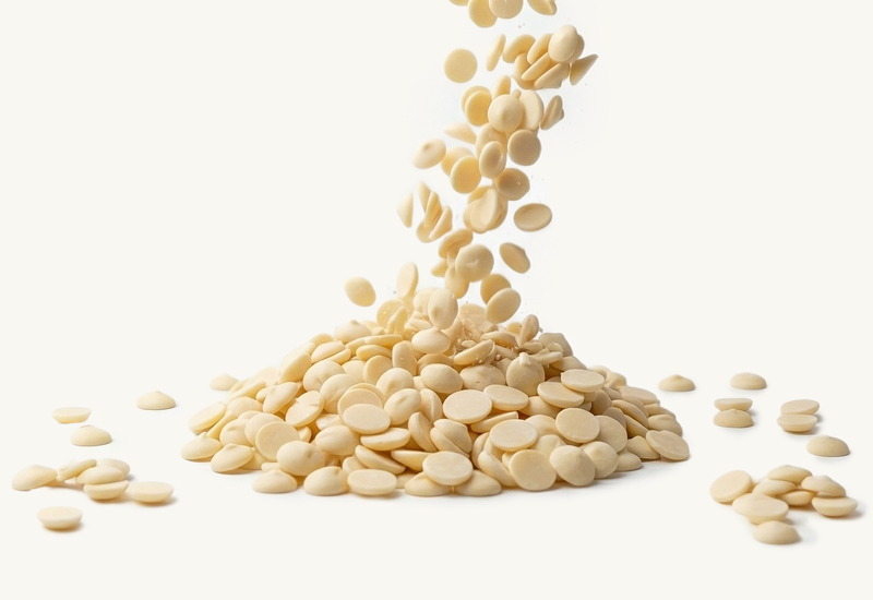 Láhev kečupu a rajčata