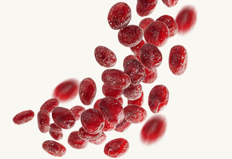 Láhev kečupu a rajčata