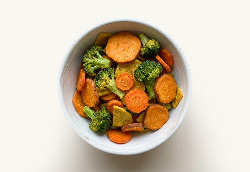 Láhev kečupu a rajčata