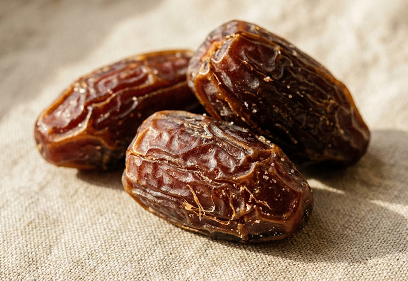 Láhev kečupu a rajčata