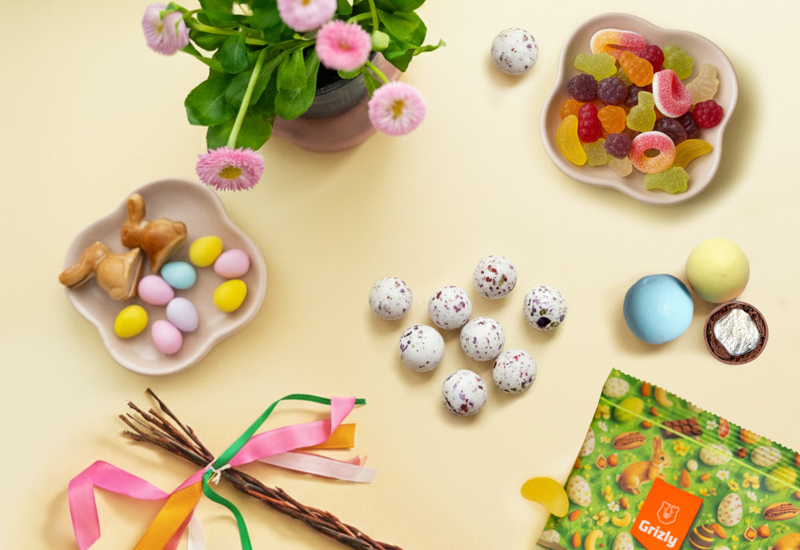 Láhev kečupu a rajčata