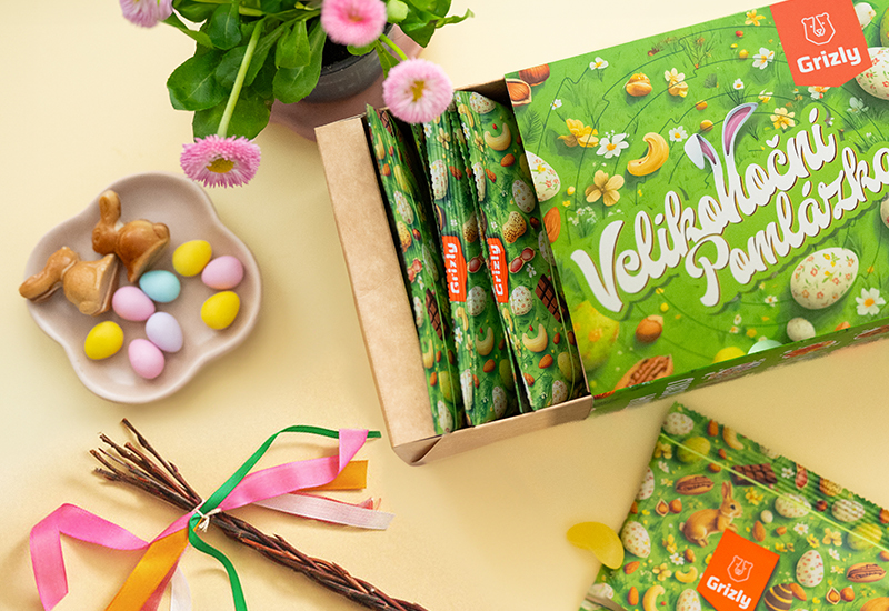 Láhev kečupu a rajčata