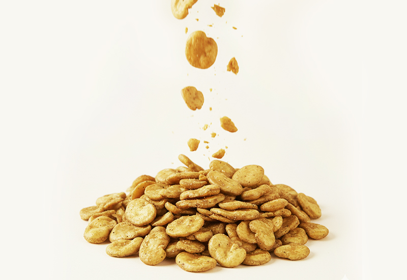 Láhev kečupu a rajčata