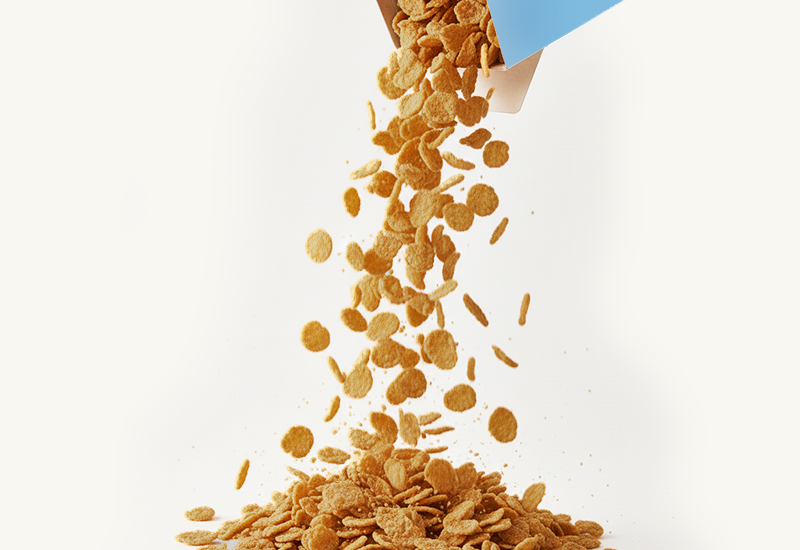 Láhev kečupu a rajčata