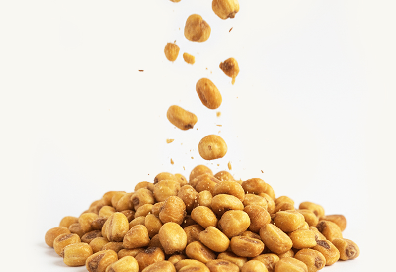 Láhev kečupu a rajčata