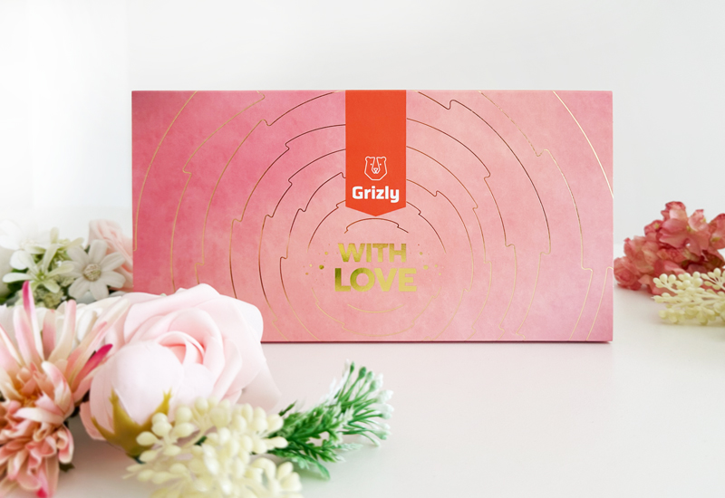 Láhev kečupu a rajčata