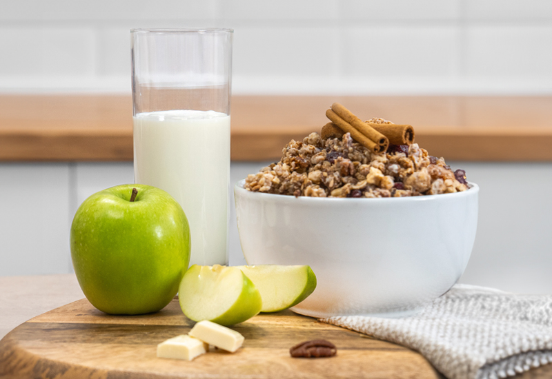 Láhev kečupu a rajčata