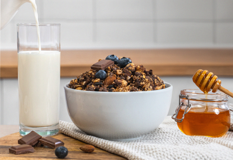 Láhev kečupu a rajčata