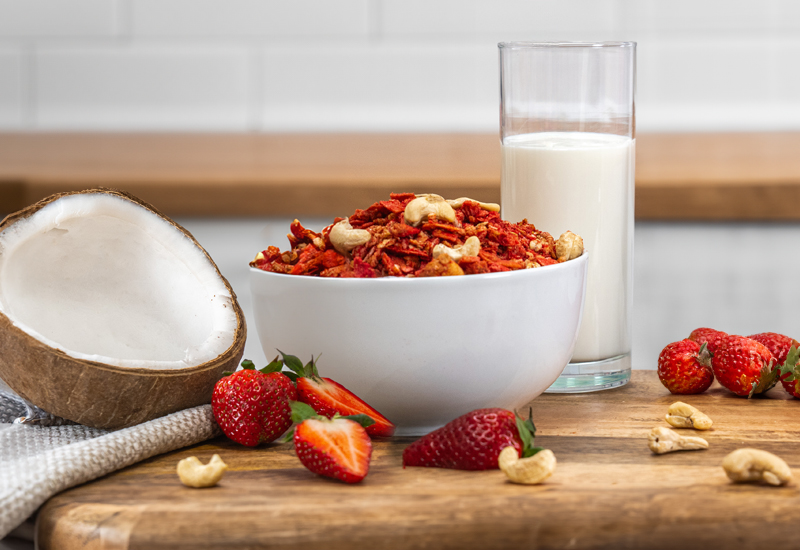 Láhev kečupu a rajčata