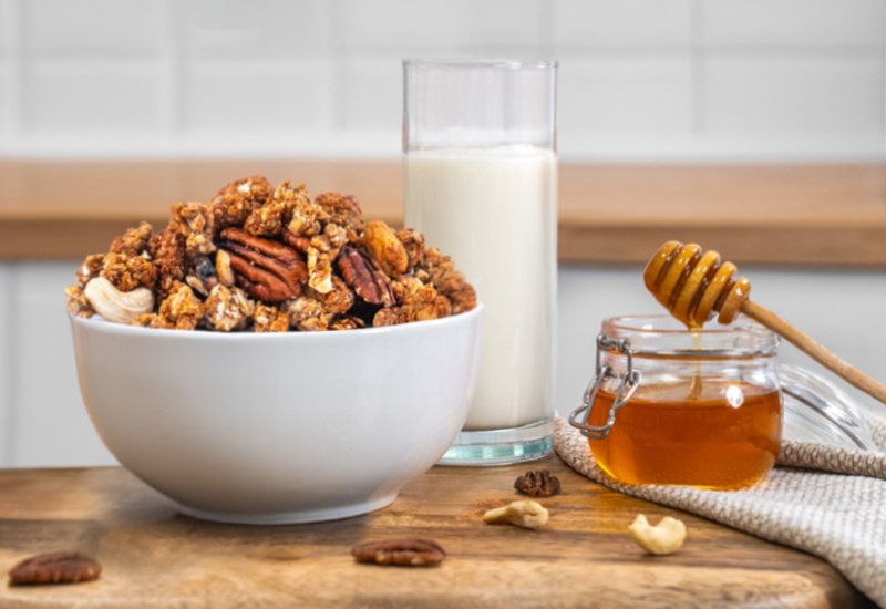 Láhev kečupu a rajčata