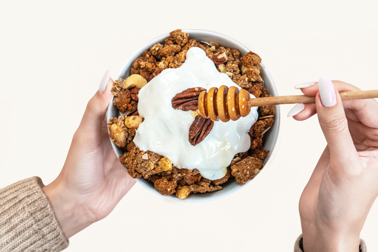 Láhev kečupu a rajčata