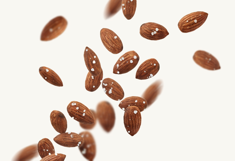 Láhev kečupu a rajčata