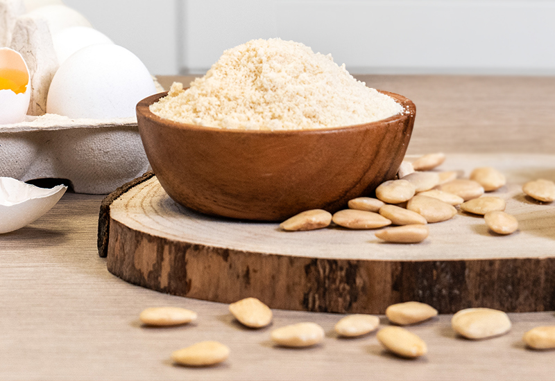 Láhev kečupu a rajčata