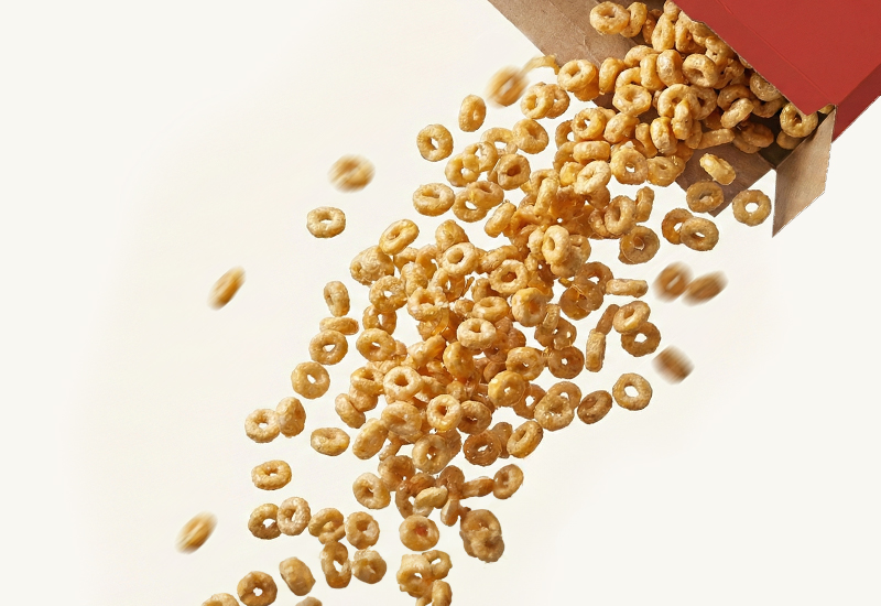 Láhev kečupu a rajčata