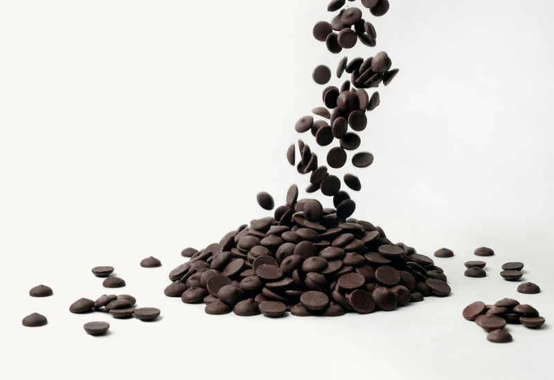 Láhev kečupu a rajčata