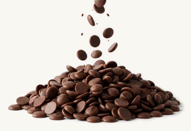 Láhev kečupu a rajčata