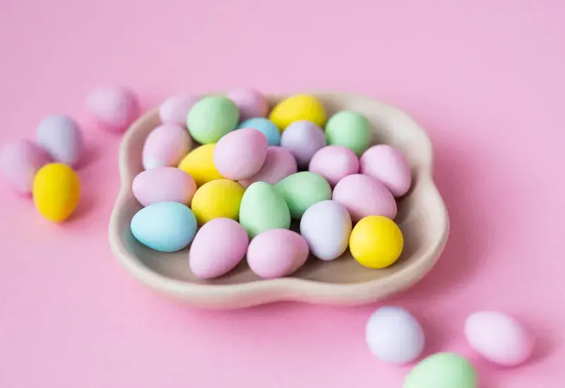 Láhev kečupu a rajčata