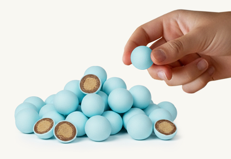 Láhev kečupu a rajčata