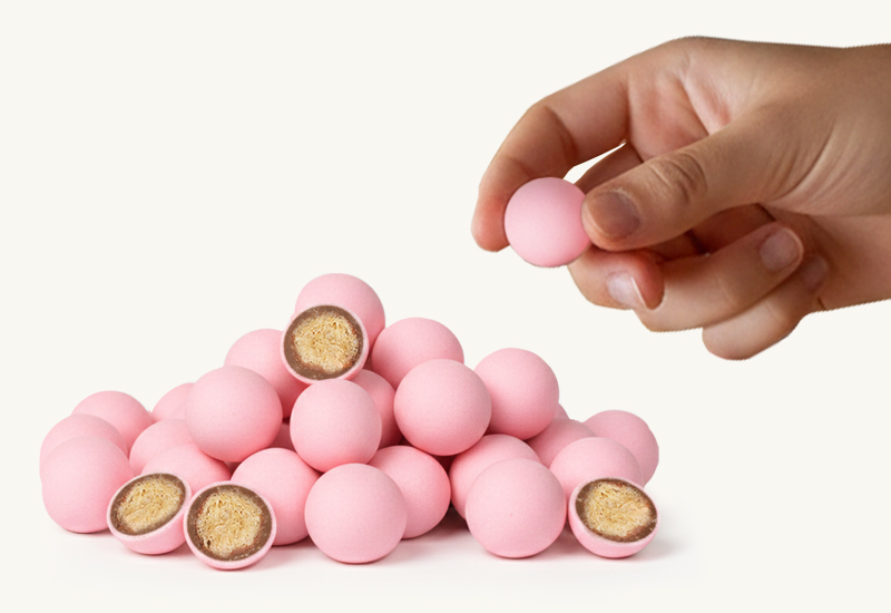 Láhev kečupu a rajčata