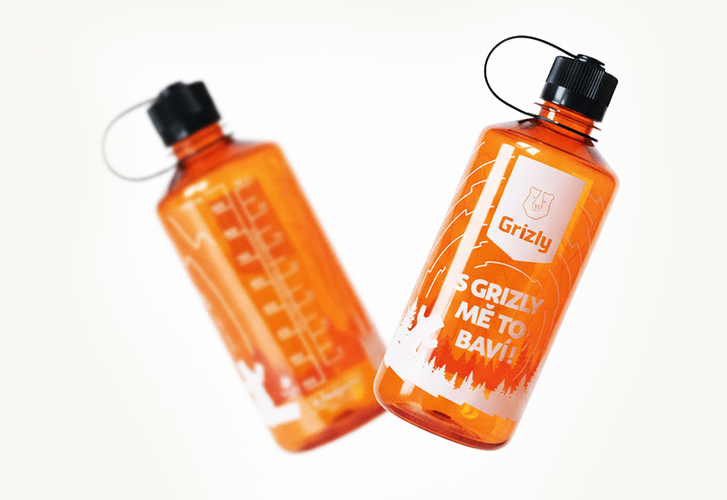 Láhev kečupu a rajčata