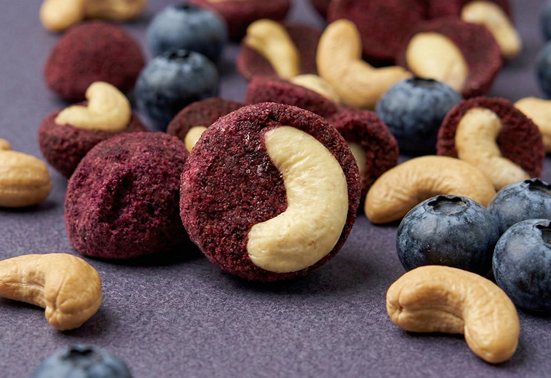 Láhev kečupu a rajčata