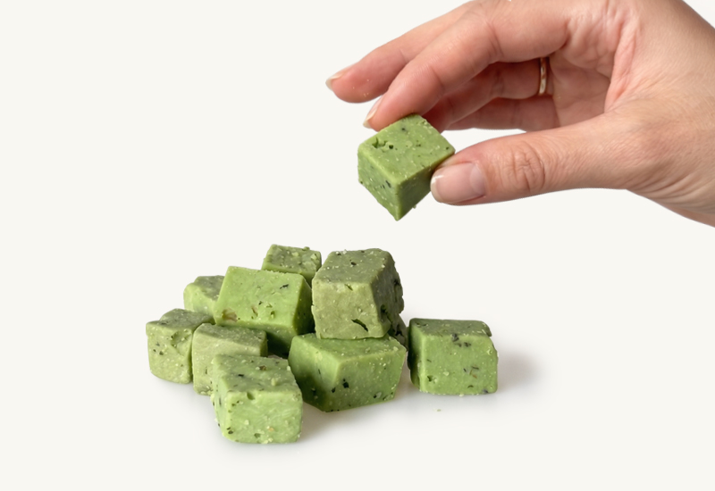 Láhev kečupu a rajčata