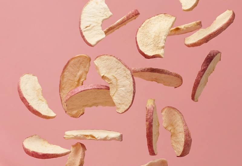 Láhev kečupu a rajčata