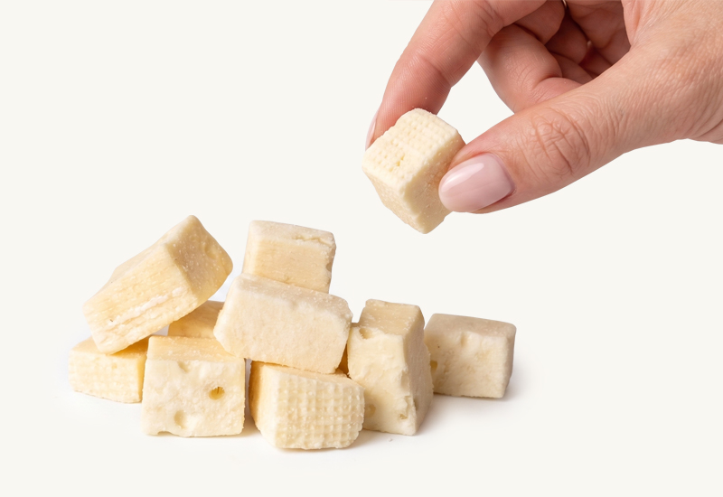 Láhev kečupu a rajčata