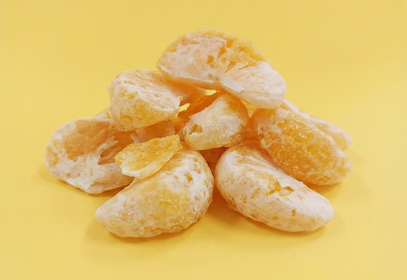 Láhev kečupu a rajčata