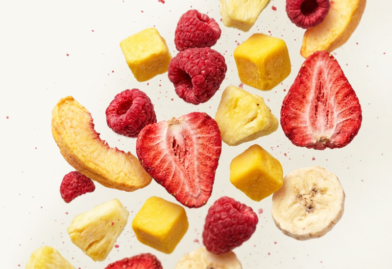 Láhev kečupu a rajčata