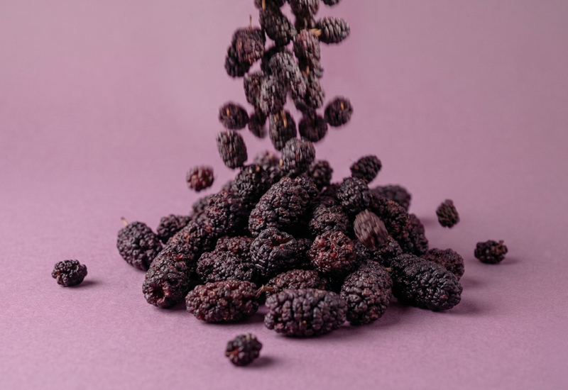 Láhev kečupu a rajčata