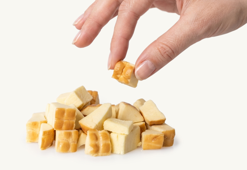 Láhev kečupu a rajčata