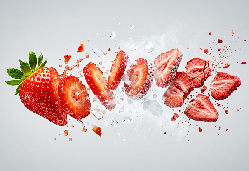 Láhev kečupu a rajčata