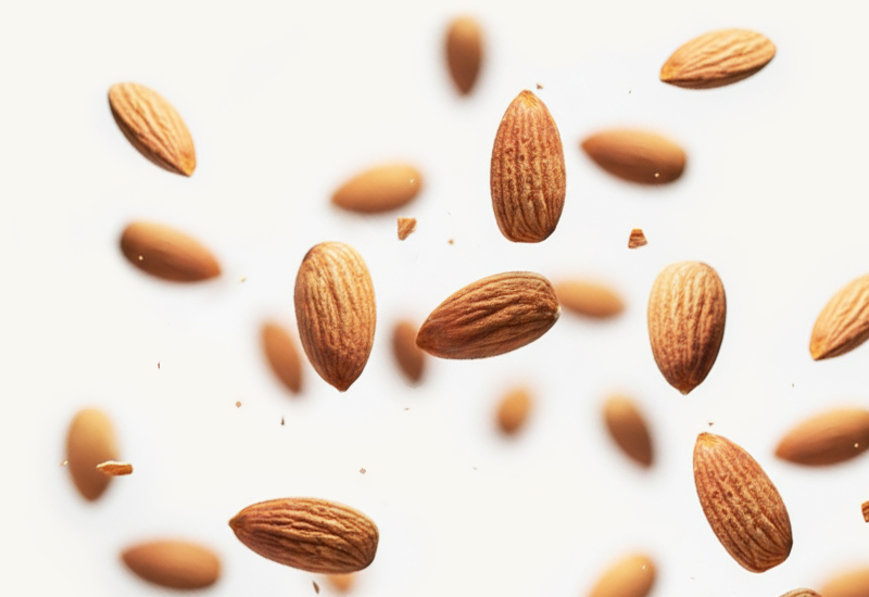 Láhev kečupu a rajčata