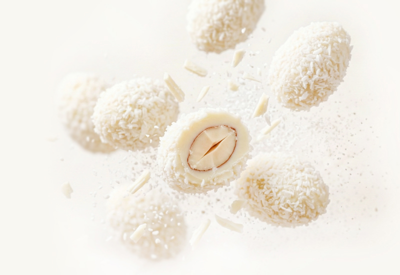 Láhev kečupu a rajčata