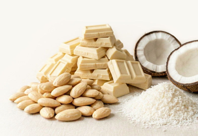 Láhev kečupu a rajčata