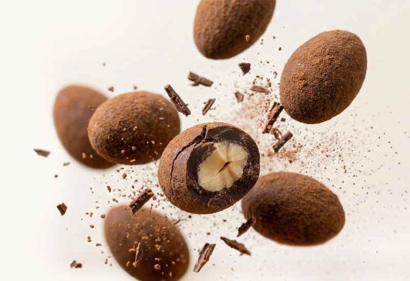 Láhev kečupu a rajčata