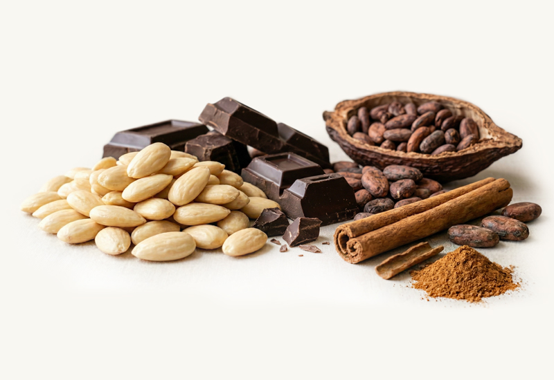 Láhev kečupu a rajčata