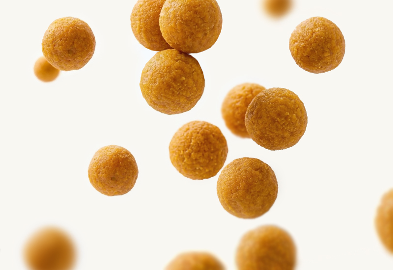 Láhev kečupu a rajčata